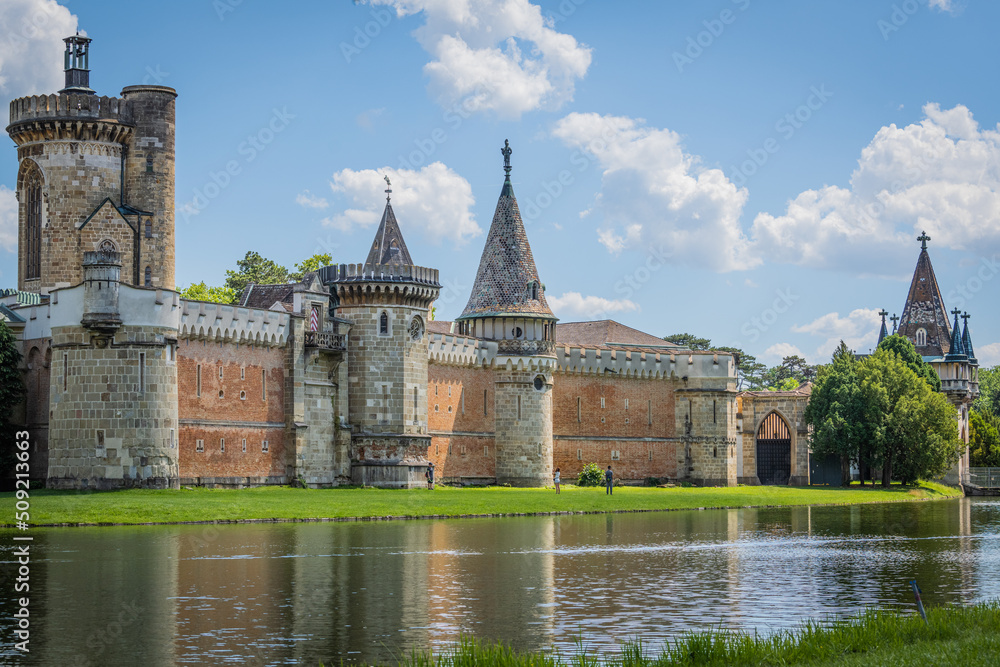 Fototapeta premium Die Schlösser von Laxenburg in der Gemeinde Laxenburg in Niederösterreich, sechs Kilometer südlich zum Bundesland Wien. Im großen Schlosspark befinden sich das Alte Schloss, Blaue Hof und Franzensburg