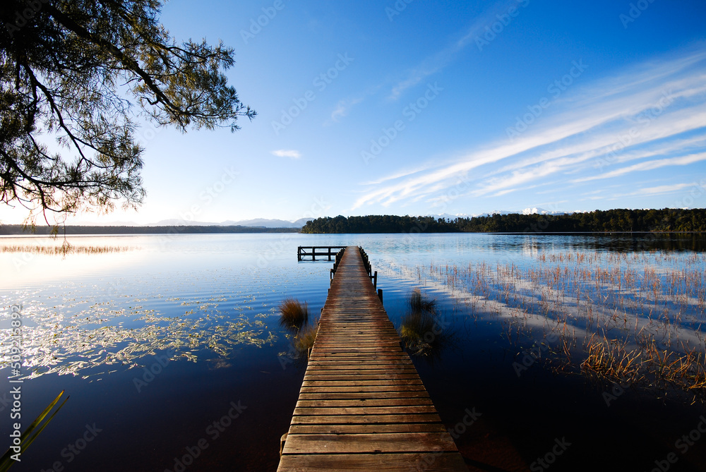 Naklejka premium South Island simple water reflection dock in New Zealand Aotearoa