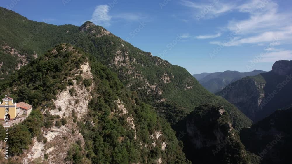 la chapelle Notre-Dame de la Menour dans les Alpes-Maritimes la chapelle Notre-Dame de la Menour dans les Alpes-Maritimes