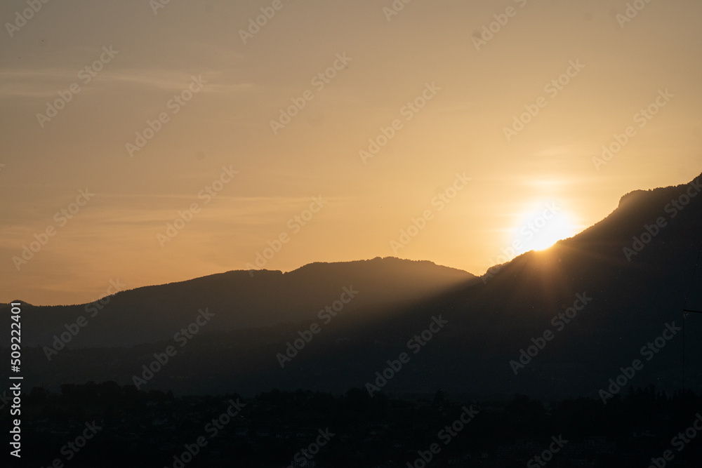 lever de soleil sur les montagne de savoie