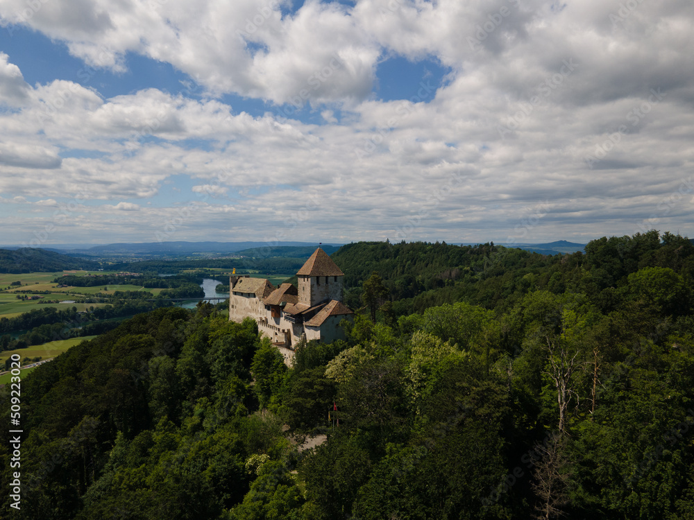 Eine alte, Deutsche Burg, gelegen in den Bergen und umgeben von einem Fluss
