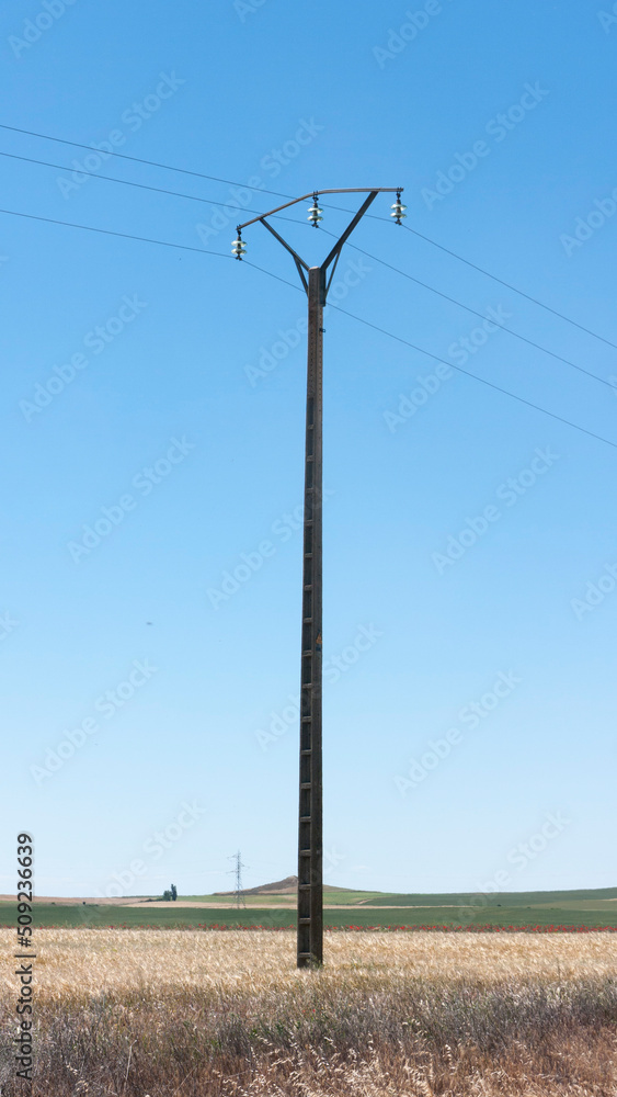 Torre de conducción eléctrica en campo abierto