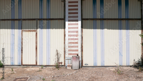 Puerta metálica en antiguo taller mecánico abandonado