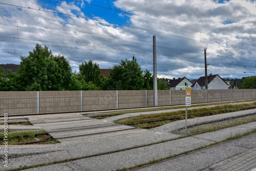 Garsten, Bahnhof, Einfahrt, Rudolfsbahn, Tunnel, Gleis, Gleise, Oberleitung, Mast, Oberleitungsmast, Draht, Fahrdraht, Bahnsteig, Bahnsteige, Bahnübergang, Signal, Signale, Normalspur, Lärmschutzwand, photo