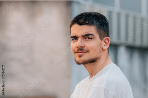 Photos portrait attractive young man with beard or goatee on the street