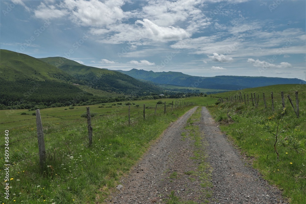 Naklejka premium en chemin en Auvergne