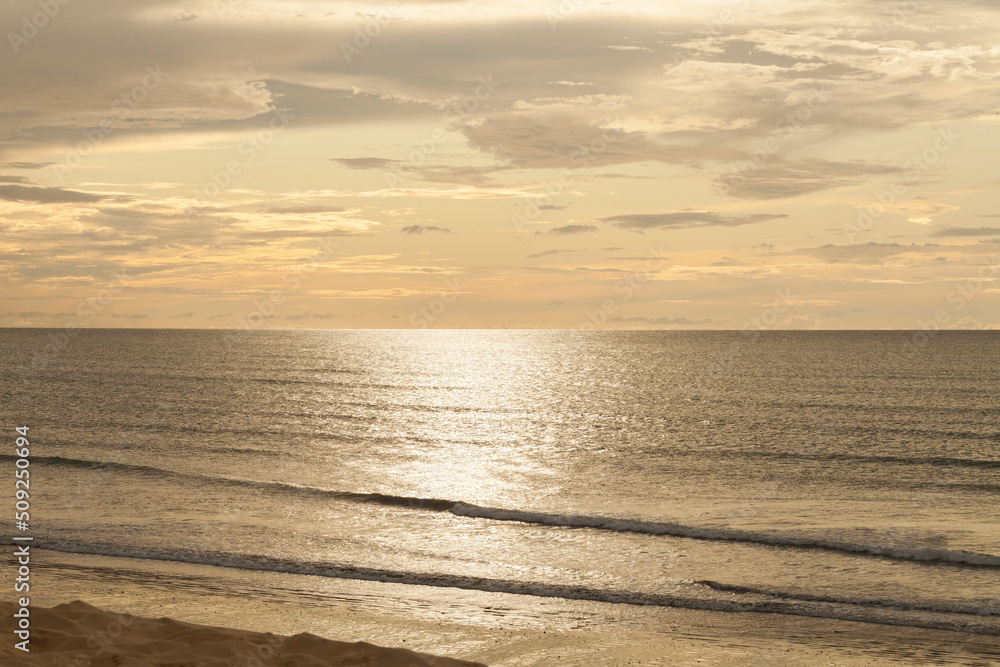 Obraz premium Sunset in the sea of jericoacoara ceará. Quiet moment on vacation and getting to know the world. travel concept. Freedom concept. Space for text