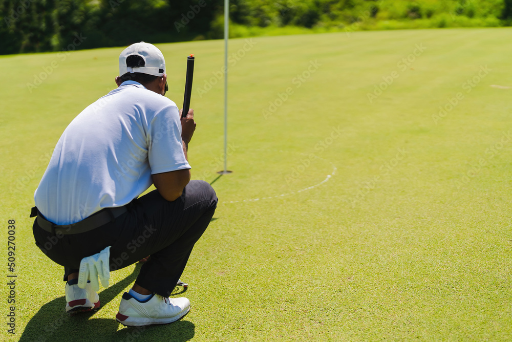 Obraz premium Asian man golfing on the course. In summer