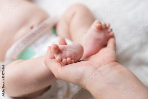 赤ちゃんの足 お母さんの手