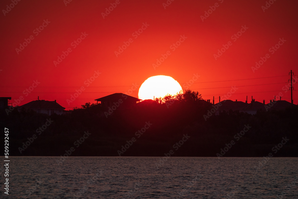 Obraz premium The sun goes down over a lake