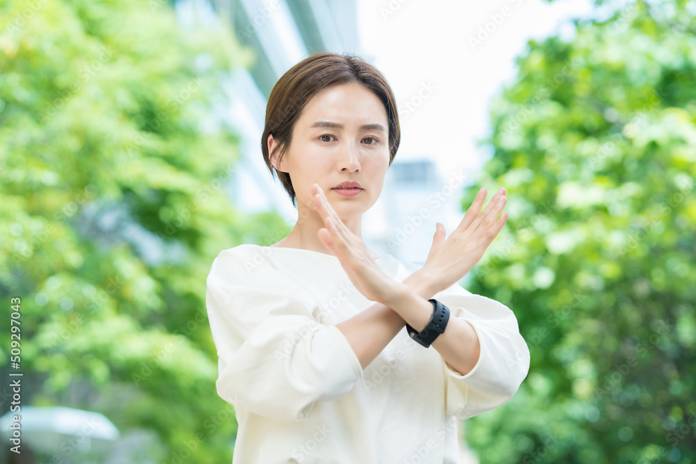 NGのサインをするビジネスウーマン NGのサインをするビジネスウーマン