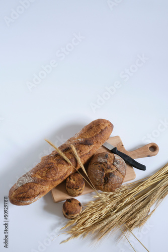 様々なパンとツール、白背景