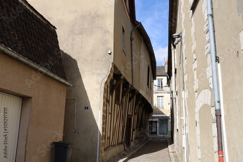 Rue typique  village de Saint Florentin  d  partement de l Yonne  France