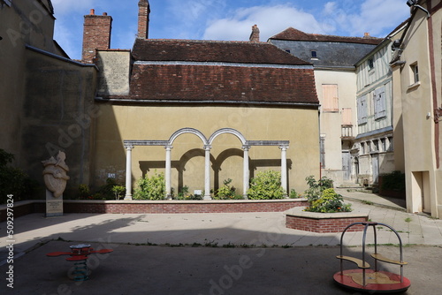 Rue typique, village de Saint Florentin, département de l'Yonne, France photo