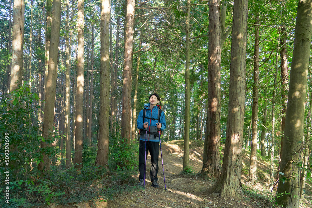 Obraz premium ソロ登山する男性