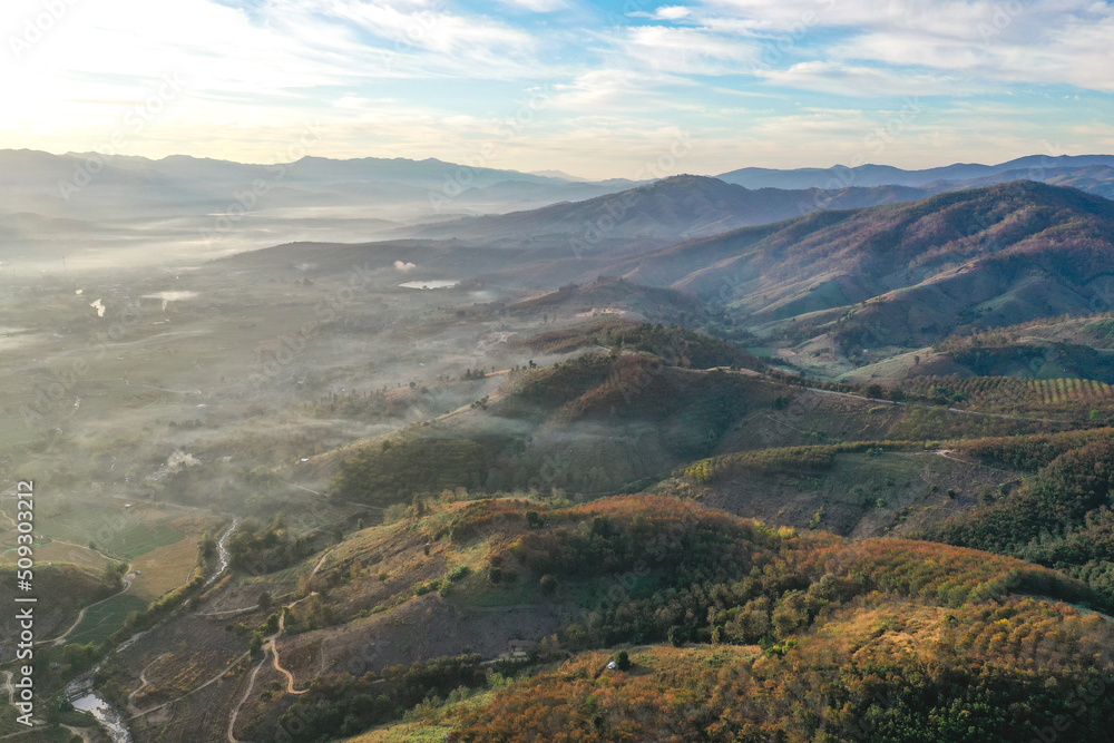 Obraz premium Ban Bon Na Viewpoint at sunrise with fog above Mae Chaem, Doi Inthanon national park, Chiang Mai, Thailand