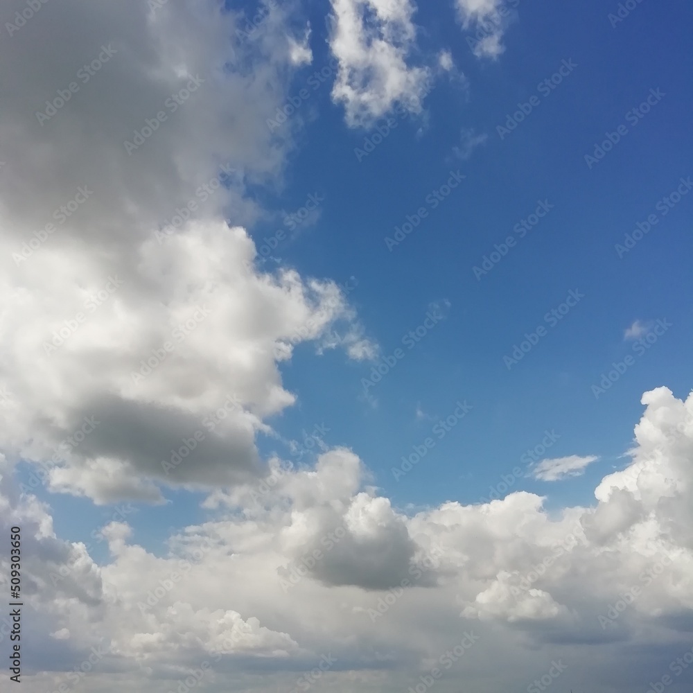 Obraz premium bright blue cloudy sky