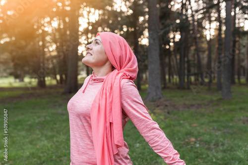 Valokuva caucasian mature woman wearing pink cancer scarf screaming proud, celebrating vi