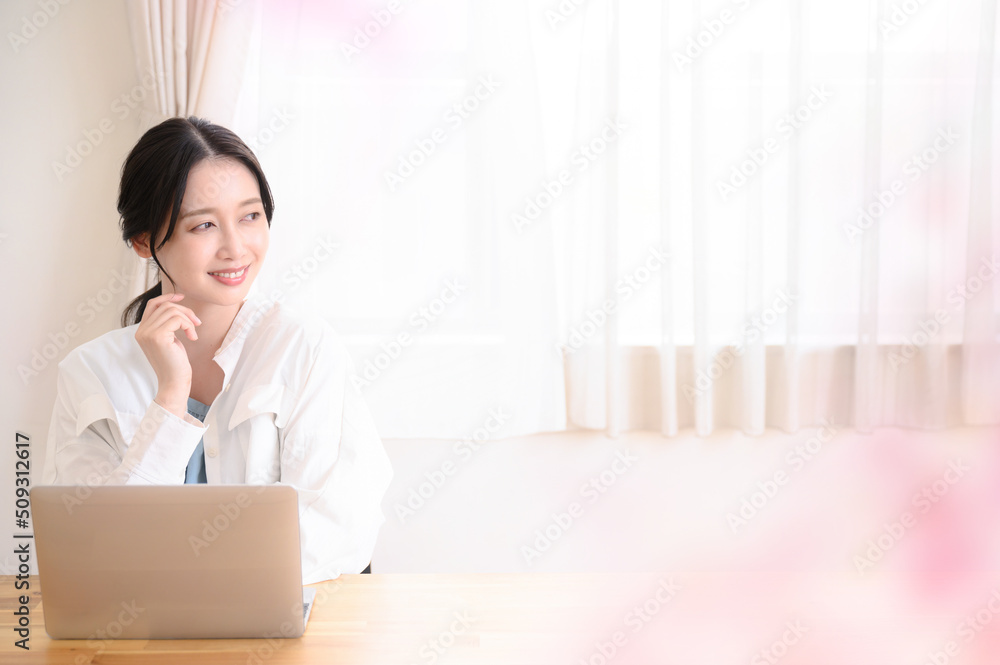 Beautiful woman working on a laptop　