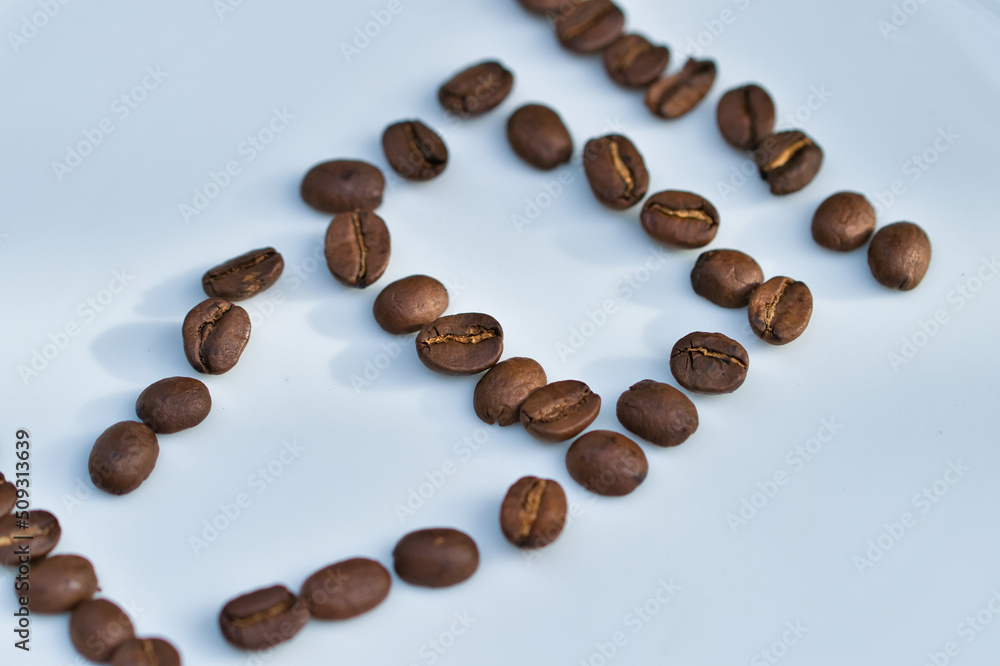 Naklejka premium 皿とコーヒー豆