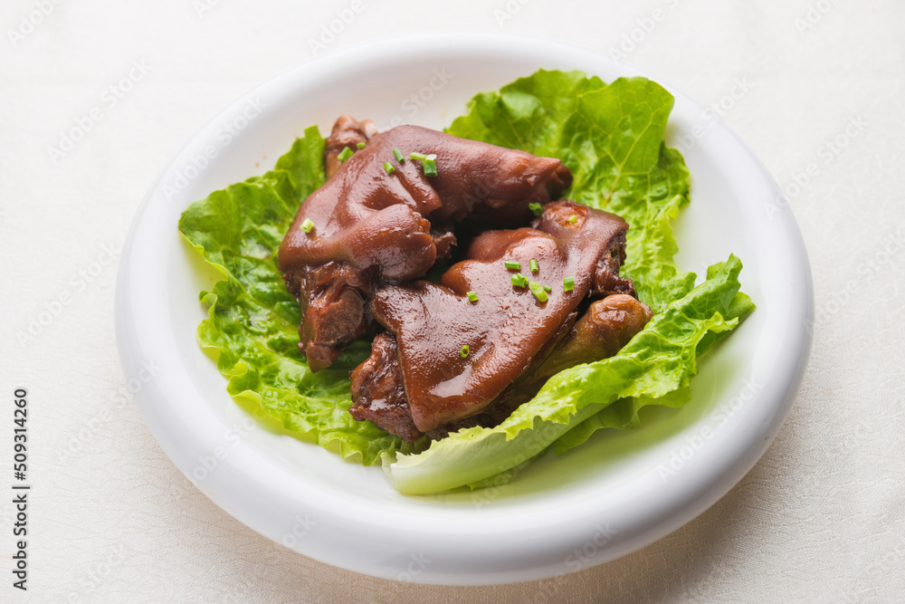 Delicious stewed pig feet with soft glutinous bullet teeth Delicious stewed pig feet with soft glutinous bullet teeth