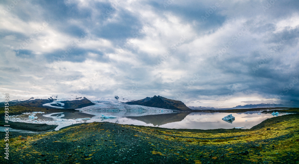 Fototapeta premium Spectacular panorama with glaciers and lake