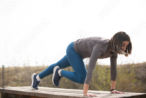 Working out on a bench © qunica.com