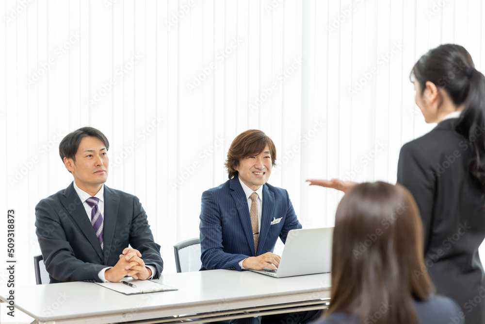 面接で意見を聞く人事担当者の男性
面接で意見を聞く人事担当者の男性