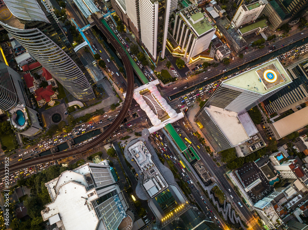 Obraz premium Aerial view of Skywalk Chong Nonsi Bridge in Sathorn, business district, Bangkok, Thailand
