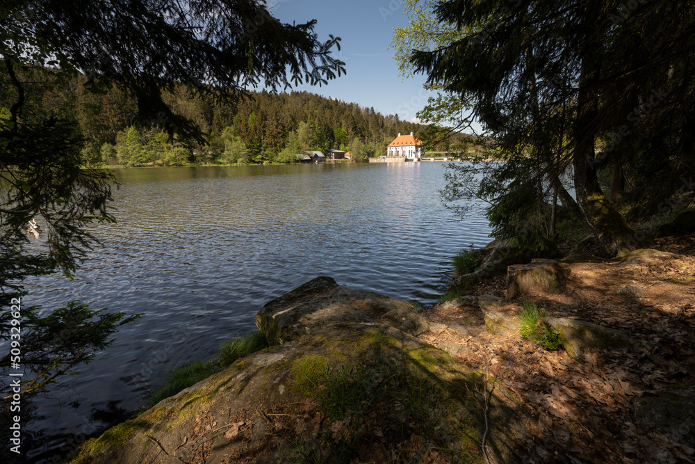 Obraz premium Höllensteinsee mit Wasserkraftwerk im Bayrischen Wald