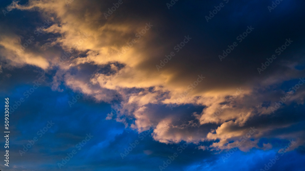 Obraz premium Wolken am Abend nach Sonnenuntergang, Abendrot mit leuchtenden Wolken im Rheintal, Österreich.
