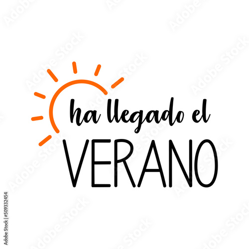 Texto manuscrito ha llegado el Verano en español con silueta de sol para su uso en banner y logotipos en color negro y anaranjado