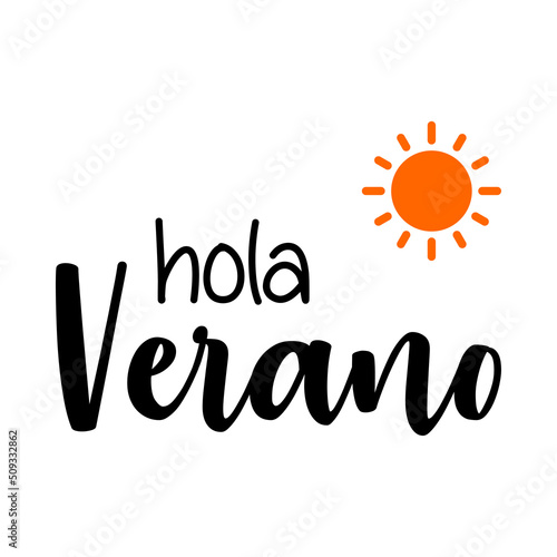 Texto manuscrito hola Verano en español con silueta de sol para su uso en banner y logotipos en color negro y anaranjado