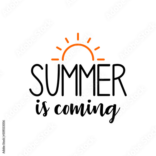 Texto manuscrito Summer is coming con silueta de sol para su uso en banner y logotipos en color negro y anaranjado