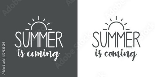 Texto manuscrito Summer is coming con silueta de sol para su uso en banner y logotipos en fondo gris y fondo blanco