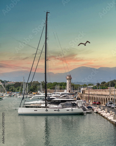 Coucher de soleil sur les voiliers dans le port Vauban à Antibes sur la côte d'Azur