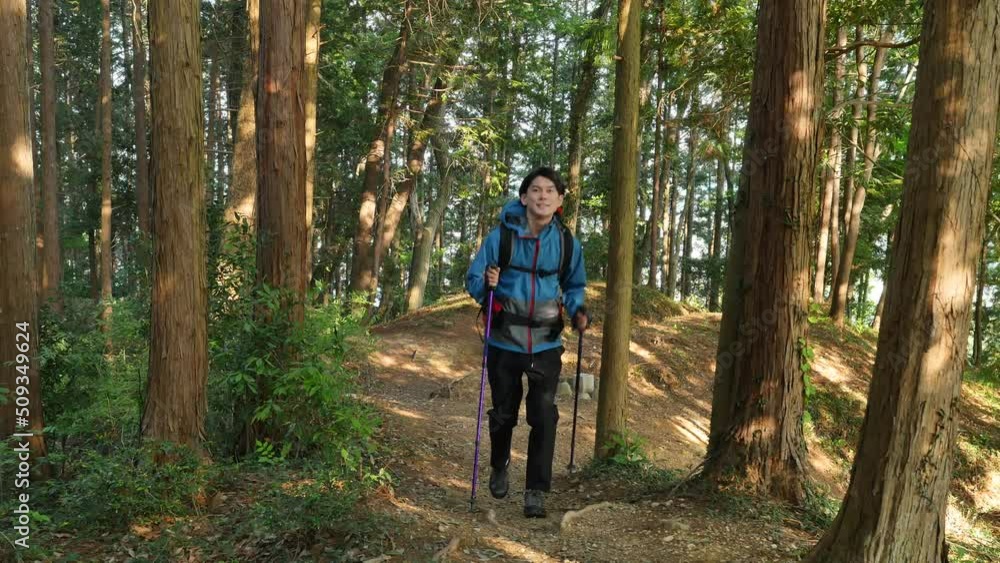 単独登山する男性 単独登山する男性