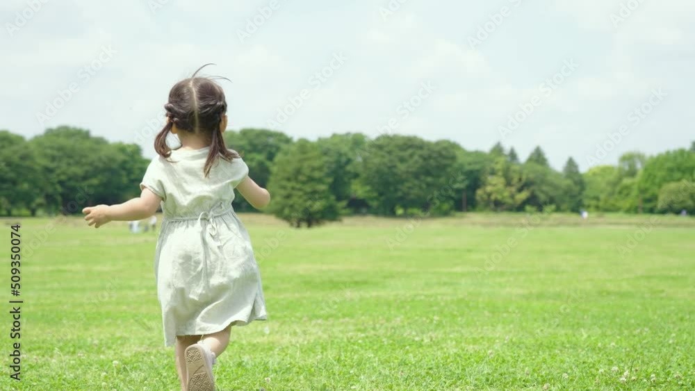 公園を駆け回る女の子の後ろ姿 公園を駆け回る女の子の後ろ姿