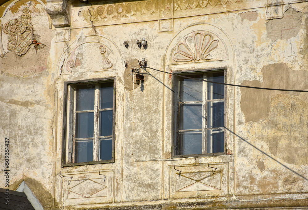 Obraz premium Ramingdorf, Schloss, klein, unscheinbar, Mittelalter, Brauerei, Wirtschaftsgebäude, Turm, Uhrturm, Uhr, Zeiger, Ecktürme, Ecktürmchen, zierlich, verwittert, renovieren, renovierungsbedürftig, Geschlec