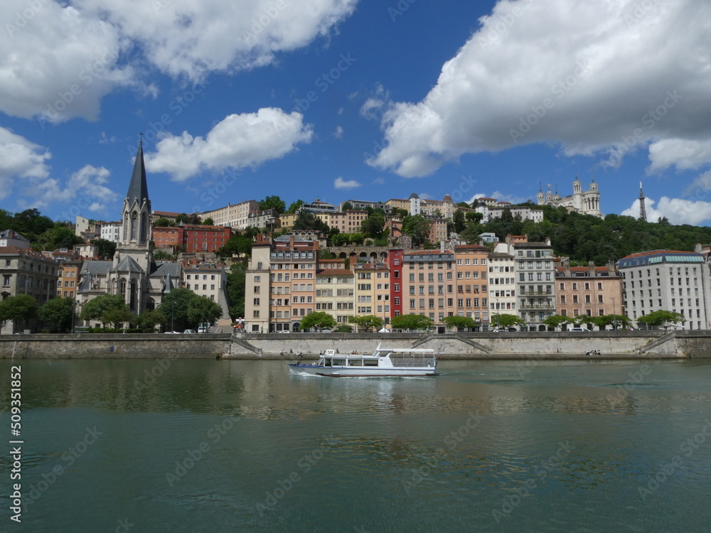 Les quais de Saône à Lyon avec vue sur le quartier du Vieux Lyon au pied de la colline de Fourvière