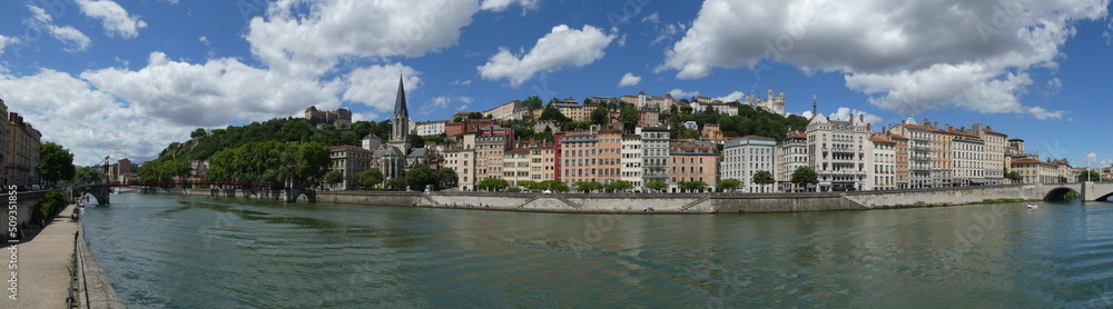 Les quais de Saône à Lyon avec vue sur le quartier du Vieux Lyon au pied de la colline de Fourvière