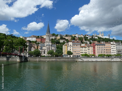 Les quais de Saône à Lyon avec vue sur le quartier du Vieux Lyon au pied de la colline de Fourvière © jef 77