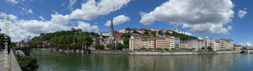 Les quais de Saône à Lyon avec vue sur le quartier du Vieux Lyon au pied de la colline de Fourvière © jef 77