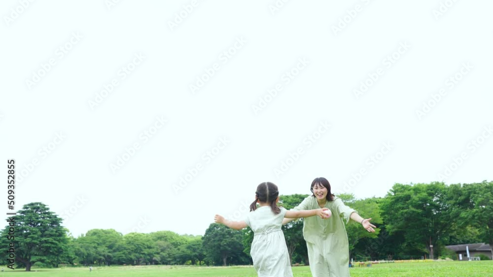 公園でハグする親子