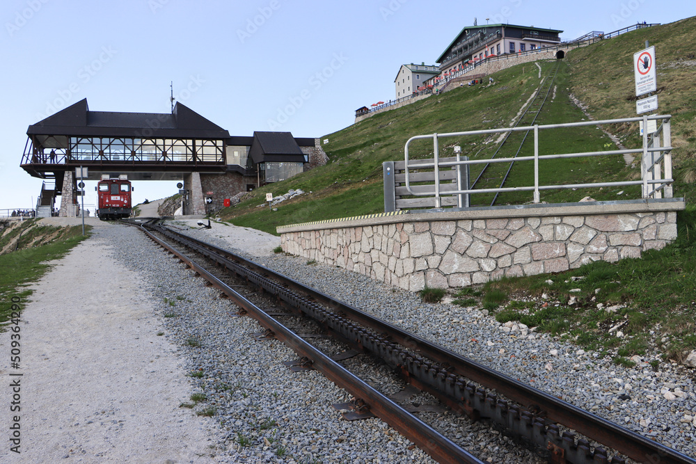 Fototapeta premium Historische Schafbergbahn im Salzkammergut; Bergstation und Schafberghaus auf dem Gipfel