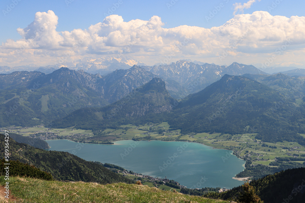 Zauberhaftes Salzkammergut; Blick vom Schafberg über den Wolfgangsee gegen Dachsteingebirge mit Sparber und Bleckwand 