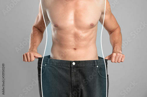 Fotografía Closeup view of man with slim body in oversized jeans on grey background