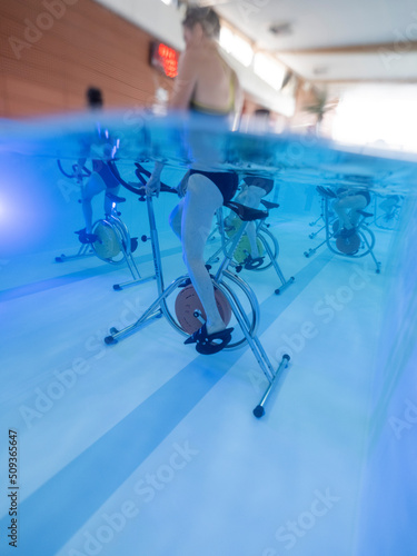 aquabike, cours de sport en piscine, photo sous l'eau. photo