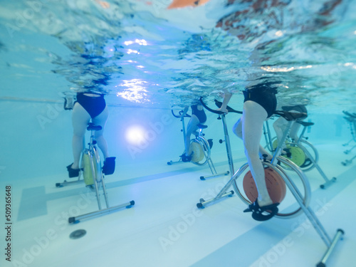 aquabike, cours de sport en piscine, photo sous l'eau. photo