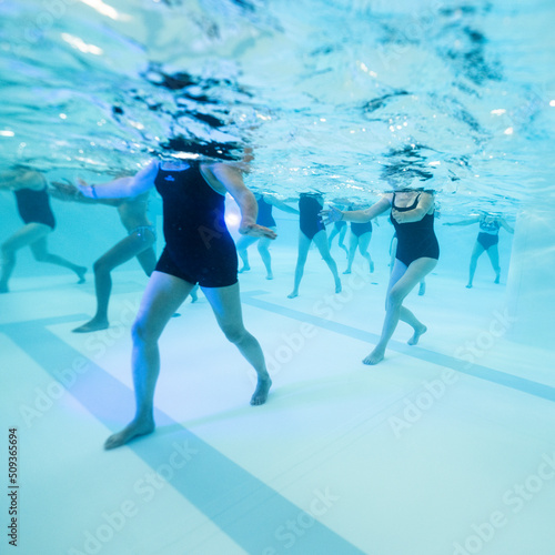 Obraz na płótnie aquagym, cours de sport en piscine, photo sous l'eau.